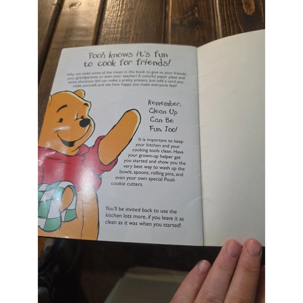 Cooking with Pooh : Yummy Tummy Cookie Cutter Treats, with Four C
